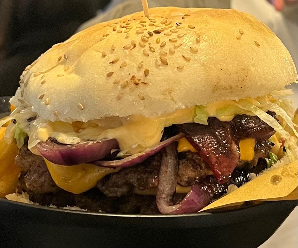 Smash burger (Con contorno di patatine fritte)